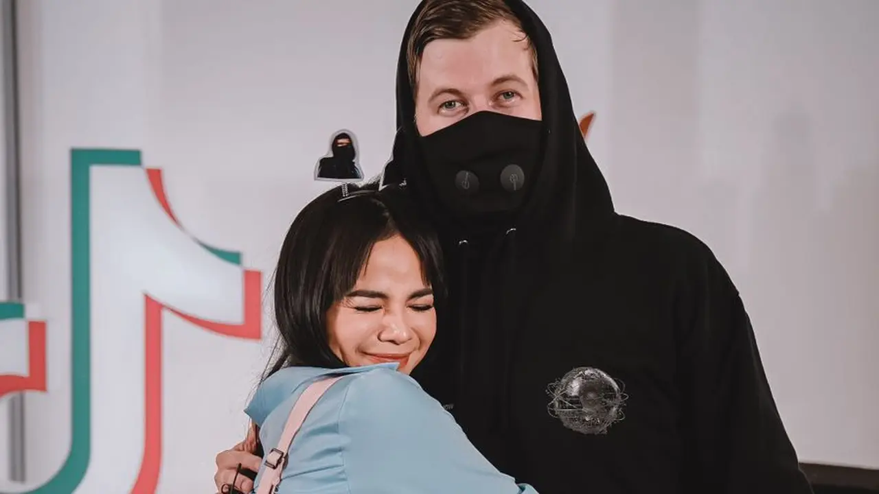 [Fimela] Dinar Candy dan Alan Walker