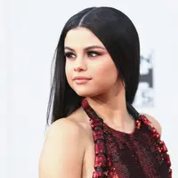 Kabar Selena Gomez dan The Weeknd menjalin cinta memang cukup mengejutkan. Terlebih ketika mereka tertangkap mesra. Namun kabarnya The Weeknd jatuh cinta pada Selena setelah wanita itu berpidato di atas panggung. (AFP/Bintang.com)