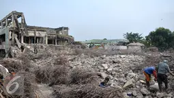 Sebagian bangunan Pasar Rumput telah dihancurkan dengan alat berat, Jakarta, Senin (17/10). Rencananya, lahan kosong bekas Pasar Rumput  akan dibangun rusunawa 24 lantai. (Liputan6.com/Yoppy Renato)