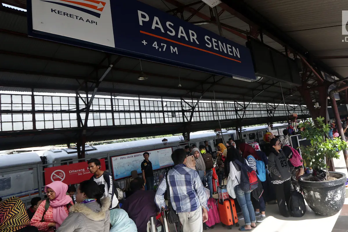 PHOTO: Suasana Stasiun Pasar Senen Jelang Libur Natal dan Tahun Baru