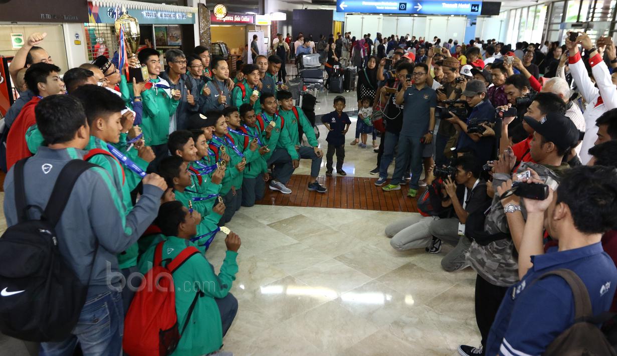 Para pemain Timnas Indonesia U-16 disambut wartawan saat tiba di Bandara Soekarno-Hatta, Cengkareng, Senin (19/6/2017). Timnas U-16 menjadi juara pada ajang Tien Phong Plastic Tournament 2017. (Bola.com/Nicklas Hanoatubun)