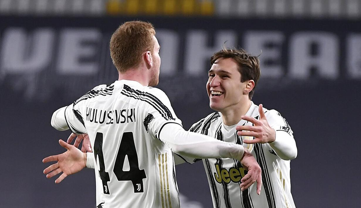 Pemain Juventus Kulusevski Dejan merayakan golnya ke gawang SPAL pada pertandingan perempat final Coppa Italia di Allianz Stadium, Turin, Italia, Rabu (27/1/2021). Juventus meraih tiket semifinal Coppa Italia usai membantai SPAL 4-0. (Fabio Ferrari/LaPresse via AP)