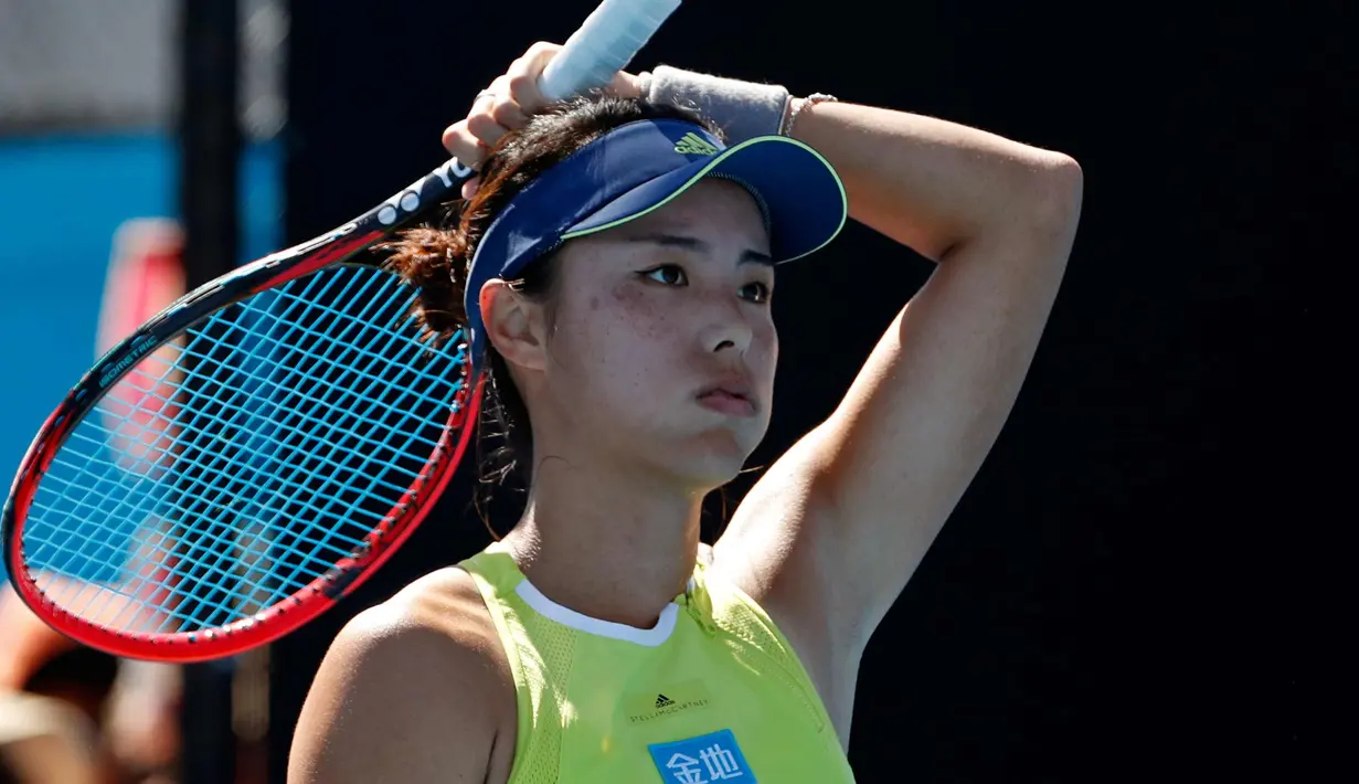 Ekspresi petenis China Wang Qiang saat bertanding melawan Madison Keys dari AS pada putaran pertama di kejuaraan tenis Australia Terbuka di Melbourne, Australia, (16/1). (AP Photo / Ng Han Guan)