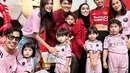 Syahnaz Sadiqah dan keduanya anak serta keluarga Tarra Budiman kompak mengenakan jersey pink dari klub Amerika, Inter Miami dipadukan celana denimnya. [@syahnazs]