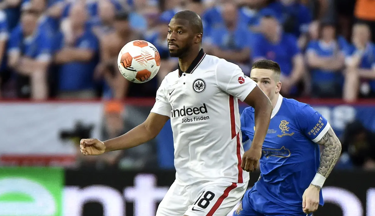 Almamy Toure menjadi kehadiran besar di lini pertahanan Eintracht Frankfurt. Pemain asal Mali tersebut tercatat membuat enam clearance, satu blok, dan tiga intersep. Ia juga hanya dilewati oleh lawan sebanyak satu kali. (AFP/Cristina Quicler)