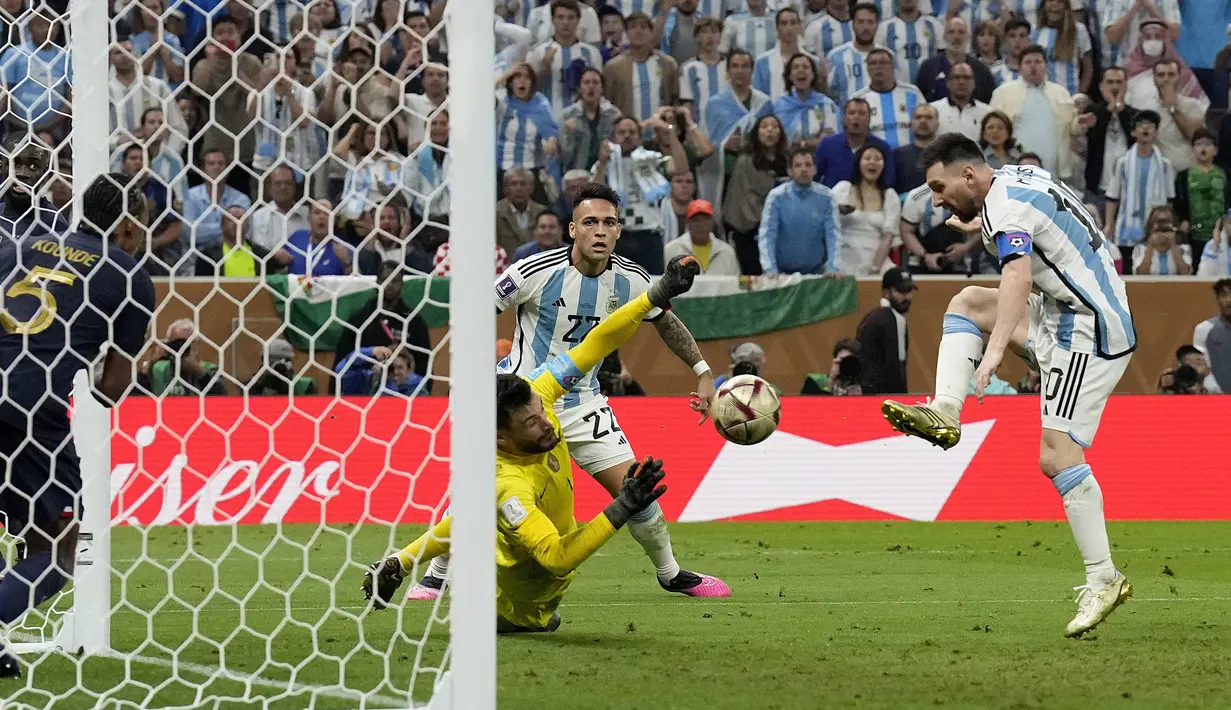 Pemain Timnas Agentina, Lionel Messi mencetak gol ketiga Argentina ke gawang Timnas Prancis dalam laga final Piala Dunia 2022 di Lusail Stadium, Lusail, Qatar, Minggu (18/12/2022) malam WIB. (AP Photo/Martin Meissner)