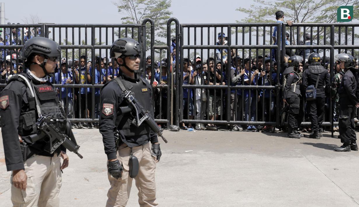 Petugas kepolisian berjaga di gerbang masuk Stadion GBLA, Jawa Barat, Minggu (23/9/2018). Pengamanan jelang laga Persib Bandung kontra Persija Jakarta diperketat. (Bola.com/M Iqbal Ichsan)