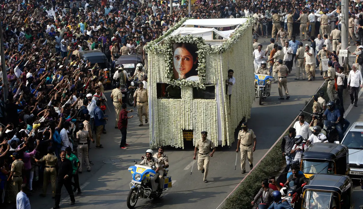 Jenazah aktris Bollywood, Sridevi Kapoor dibawa menggunakan truk saat akan dikremasi di Mumbai, India, Rabu (28/2). Sridevi dilaporkan tewas tenggelam tak sengaja di bak mandi hotel Dubai akhir pekan lalu. (AP Photo/Rajanish Kakade)