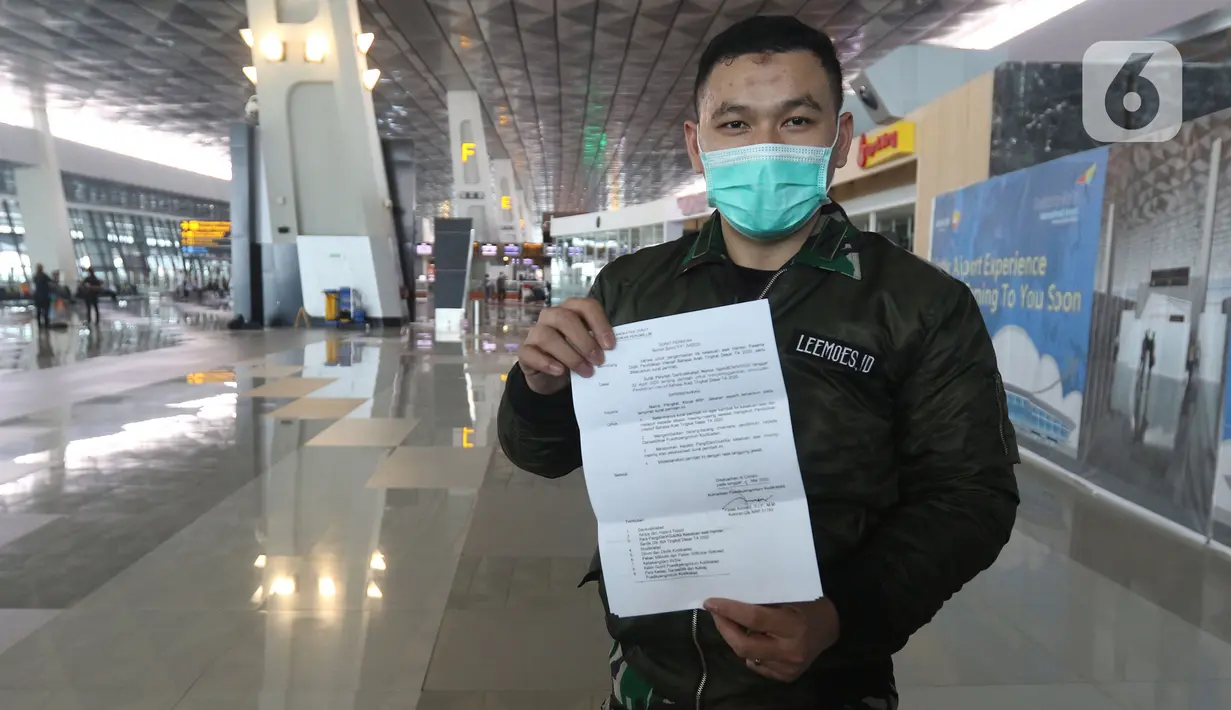 Calon penumpang dengan izin khusus perjalanan dinas menunjukan surat syarat terbang di Terminal 3 Bandara Soekarno Hatta, Tangerang, Banten, Kamis (7/5/2020). Pemerintah melalui kementerian Perhubungan membuka kembali penerbangan domestik dengan penumpang bersyarat. (Liputan6.com/Herman Zakharia)