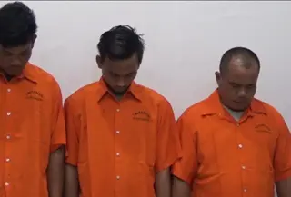 Pelaku Perusakan dan Pembakaran Mapolsek Muara Batang (Reza Effendi/Liputan6.com)