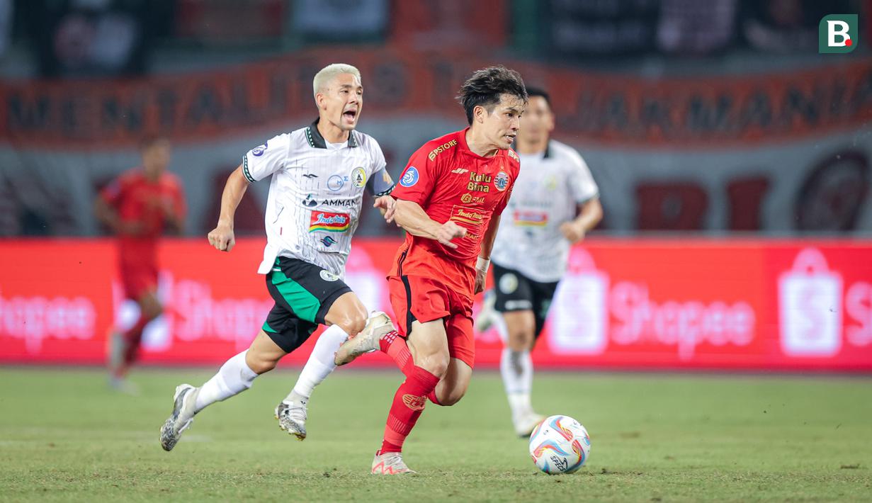 <p>Pemain PSS Sleman, Kim Kurniawan (kiri), berusaha mengejar pemain Persija Jakarta, Ryo Matsumura (tengah), dalam pertandingan pekan ke-23 BRI Liga 1 2023/2024 yang berlangsung di Stadion Patriot Chandra Bhaga, Bekasi, Sabtu (16/12/2023). (Bola.com/Bagaskara Lazuardi)</p>