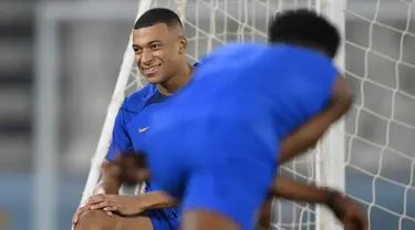 Penyerang Prancis Kylian Mbappe mengambil bagian dalam sesi latihan di Al Sadd SC di Doha, Selasa (13/12/2022). Duel Prancis vs Maroko pada Kamis dinihari WIB di semifinal Piala Dunia 2022 menjadi laga yang dinantikan. (Photo by FRANCK FIFE / AFP)