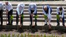 (kiri ke kanan) Kanselir Jerman Olaf Scholz, Perdana Menteri Australia Anthony Albanese, Presiden AS Joe Biden, Perdana Menteri India Narendra Modi, dan Presiden Indonesia Joko Widodo menyiapkan lahan saat acara penanaman mangrove di Taman Hutan Raya Ngurah Rai di sela-sela acara Pertemuan KTT G20, Denpasar, Bali, Indonesia, Rabu (16/11/2022). (AP Photo/Alex Brandon, Pool)