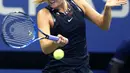 Gaya Maria Sharapova mengembalikan bola kearah Simona Halep  pada turnamen AS Terbuka 2017 di Stadion Arthur Ashe, New York (28/8/2017). Sharapova menang 6-4,4-6,6-3. (AP/Kathy Willens)