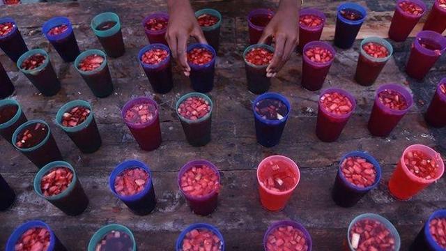 Minuman berbuka puasa di India yang dibuat dari campuran Rooh Afza, minuman mawar terkenal di Asia Selatan (AFP Photo)