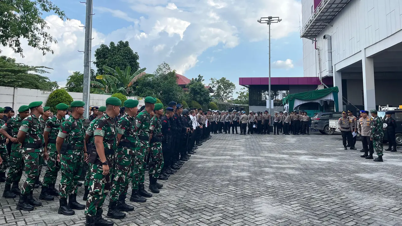 Ratusan personel TNI-Polri yang dikerahkan mengawal debat calon bupati Rokan Hilir di Pekanbaru.