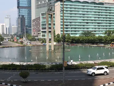 Kendaraan melintas di kawasan Bundaran HI, Jakarta, Minggu (18/6). Pelaksanaan car free day di Jalan Sudirman - MH Thamrin yang rutin digelar setiap pekan, ditiadakan sementara mulai 18 Juni hingga 2 Juli 2017. (Liputan6.com/Immanuel Antonius)