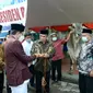 Menteri Agama Fachrul Razi menyerahkan sapi kurban sumbangan Presiden Joko Widodo ke Masjid Istiqlal, Kamis (30/7/2020). (Foto: Biro Pers Sekretariat Presiden)