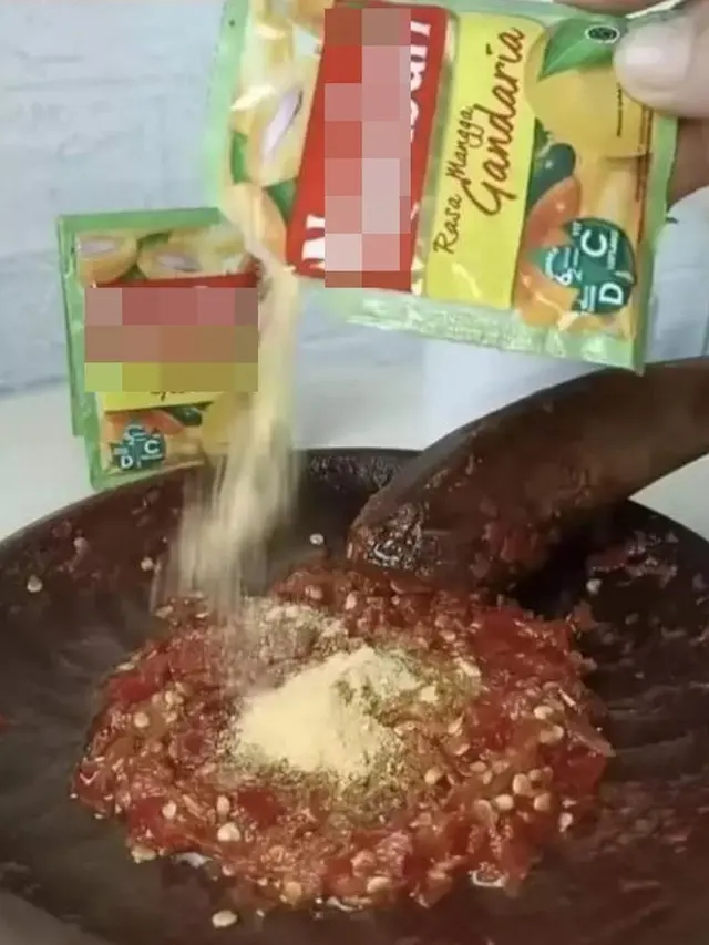 6 Potret Nyeleneh Orang Membuat Sambal Ini Bikin Senyum Tipis