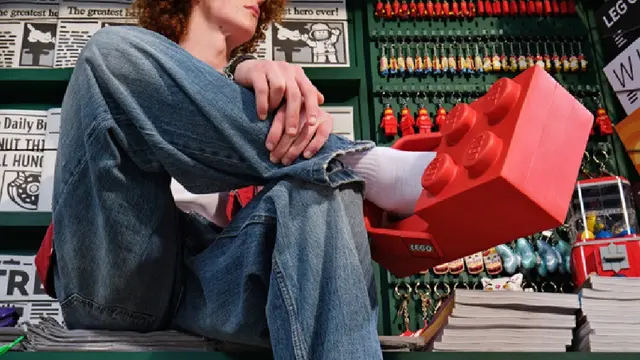 Sepatu Kolaborasi Lego x Crocs Dirilis, Siapa Berani Tersandung?