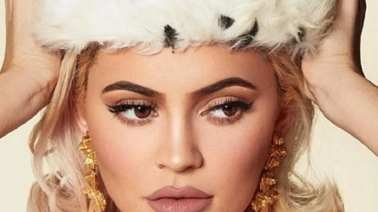 Pose Sensual Kylie Jenner untuk Kalender 2019, Berminat Membeli?