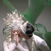 Dinda Hauw dan Rey Mbayang kini telah resmi menjadi pasangan suami istri. Sebelum menikah pada Jumat (10/7/2020) lalu, Dinda dan Rey sempat menjalani proses taaruf selama dua bulan. Keduanya memiliki cerita menarik hingga berujung pada pernikahan. (Instagram/dindahw)