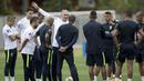 Pelatih Brasil, Tite, memberikan arahan kepada anak asuhnya saat sesi latihan jelang laga Kualifikasi Piala Dunia di Teresopolis, Barsil, Rabu (4/10/2017). Brasil akan berhadapan dengan Bolivia. (AP/Silvia Izquierdo)