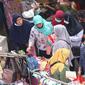 Pengunjung memilih pakaian di kawasan Tanah Abang, Jakarta, Senin (28/2/2022). Menteri Kesehatan (Menkes) Budi Gunadi Sadikin mengatakan pemerintah tengah menyusun strategi untuk mengubah status pandemi Covid-19 menjadi endemi. (Liputan6.com/Angga Yuniar)