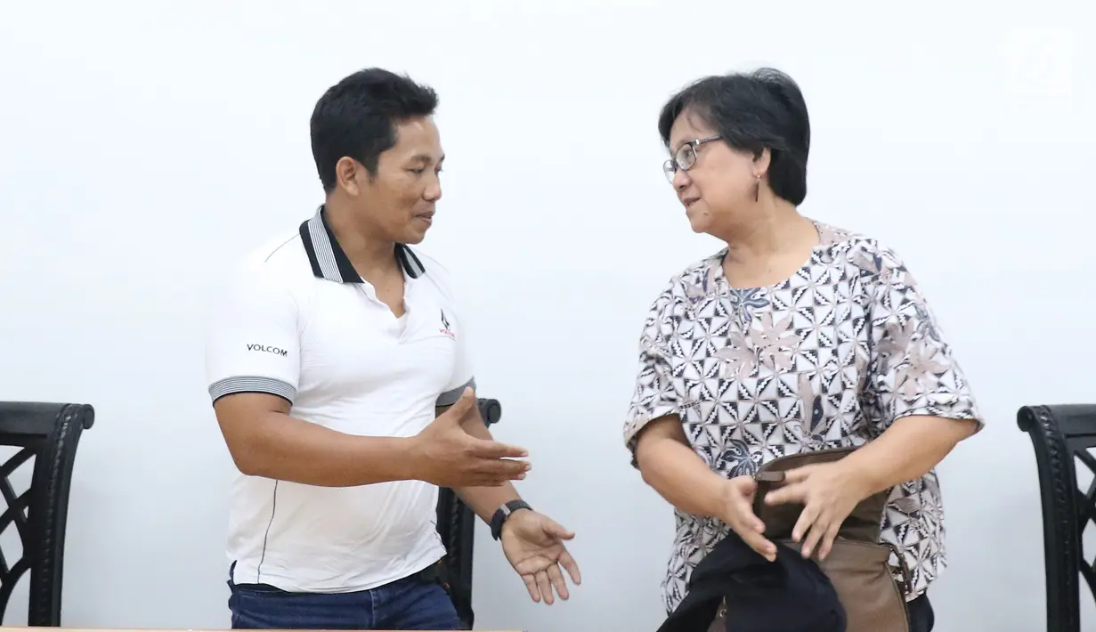 Wakil Ketua Bidang Eksternal Komnas HAM, Sandrayati Moniaga (kanan) bersama dengan Heri Budiawan atau Budi Pego usai memberi keterangan terkait sikap Komnas HAM terhadap kasus Budi Pego di Jakarta, Jumat (14/12). (Liputan6.com/Helmi Fithriansyah)