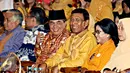 Wiranto (ketiga kanan) berbincang dengan Ade Komarudin (ketiga kiri) saat menghadiri pembukaan Munas I Srikandi Hanura, Jakarta, Senin (30/5). Acara tersebut diadakan dalam rangka perayaan 5 tahun Srikandi Hanura (Liputan6.com/ Immanuel Antonius)