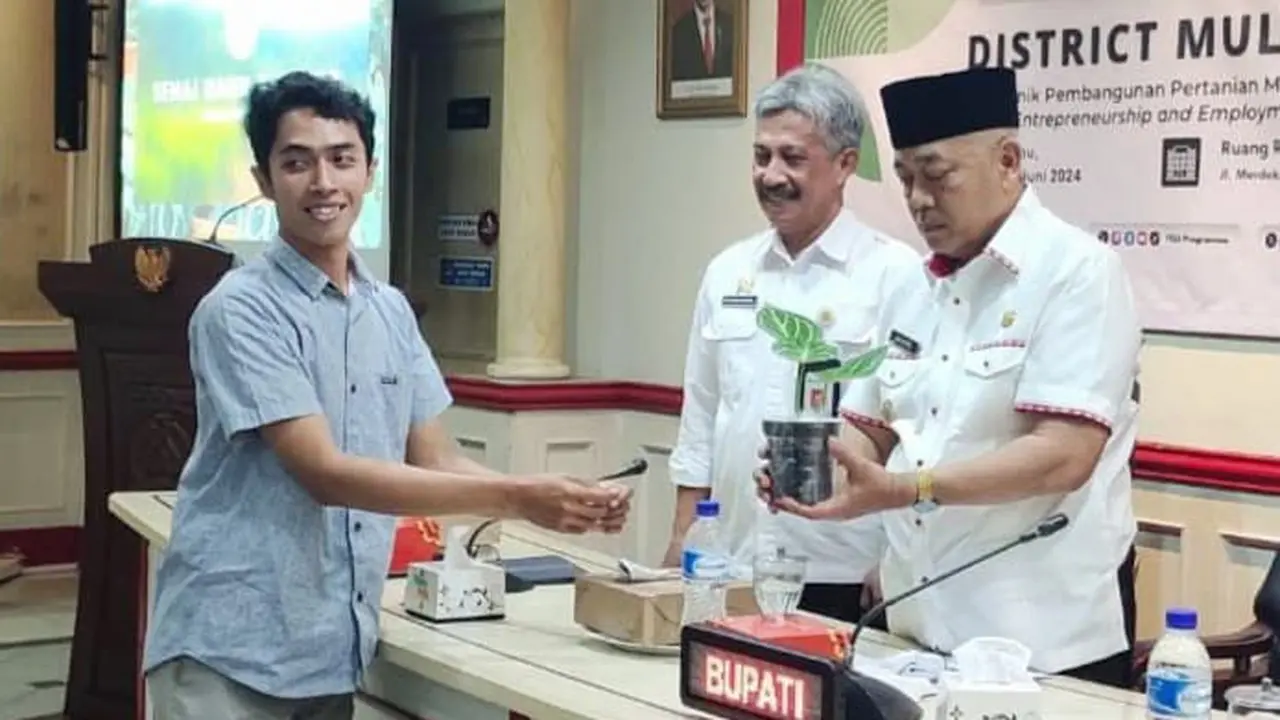 Bupati Malang HM Sanusi [kanan] menyerahkan secara simbolis bibit tanaman pada petani milenial Malang didampingi Direktur Polbangtan Malang, Setya Budhi Udrayana [tengah]