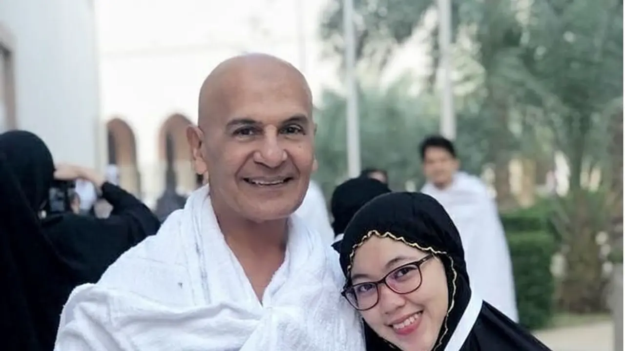 7 Potret Mesra Mark Sungkar dan Istri, Terpaut Usia 45 Tahun