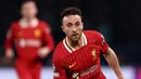 Dalam laporan yang diterima, kendaraan yang ditumpangi Jota dan adiknya terbakar. Laporan tersebut sekaligus memastikan dua orang meninggal dunia dalam kecelakaan tersebut. Tampak dalam foto, gelandang Liverpool asal Portugal Diogo Jota mengontrol bola saat pertandingan sepak bola leg pertama babak 16 besar Liga Champions melawan Paris Saint-Germain di stadion Parc des Princes, Paris, 5 Maret 2025. (FRANCK FIFE/AFP)