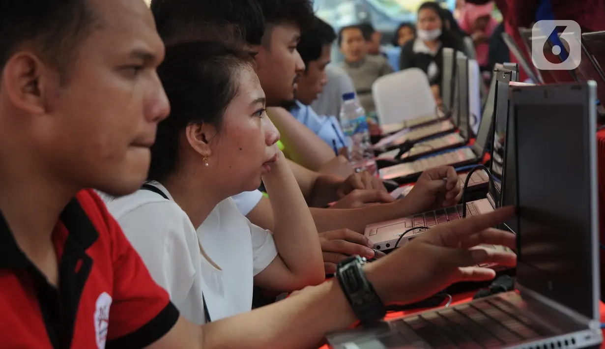 Peserta mengikuti simulasi tes CPNS 2019 berbasis Computer Assisted Test (CAT) di halaman Gedung Sarinah, Jakarta, Minggu (8/12/2019). Simulasi ini bertujuan untuk pengenalan dan sosialisasi sistem seleksi CPNS 2019 yang akan digelar dengan sistem CAT. (Liputan6.com/Helmi Fithriansyah)