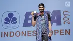 Tunggal Putra India Kidambi Srikanth menunjukan mendalinya usai memenangkan final BCA Indonesia Open 2017 di Jakarta, Minggu (18/6). Kidambi Srikanth menang dengan skor 21-11, 21-19. (Liputan6.com/Faizal Fanani)