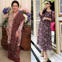 Lihat di sini beberapa potret adu pesona antara Titiek Soeharto dan adik ipar perempuannya, Mayangsari yang sama-sama semakin memesona seiring bertambahnya usia.
