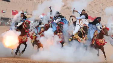 Aksi penunggang kuda saat upacara pembukaan Festival Tan-Tan Moussem Berber ke-14 di Kota Tan-Tan, Maroko, Jumat (6/7). Seluruh suku nomaden di Markoko akan berkumpul di Gurun Sahara. (KARIM SAHIB/AFP)