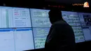 Dirut PT. KAI sedang melihat kondisi tiket yang sudah dibeli dengan posisi tempat duduk commuter line (Liputan6.com/Faisal R Syam)