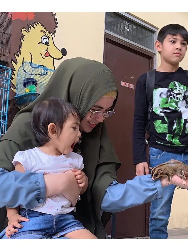 Momen Risty Tagor Main dengan Hewan