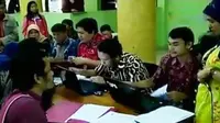 Disdik DKI Jakarta mengulang pendaftaran siswa baru untuk SMA. Sementara itu, berhijab dengan phasmina bisa dilakukan dengan sederhana.