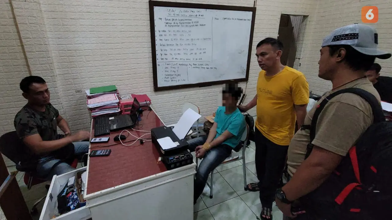 Pelaku pembunuhan di Pelabuhanratu, saat diperiksa penyidik Satreskrim Polres Sukabumi (Liputan6.com/Istimewa).