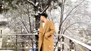 Di tengah salju, Park Seo Joon berpose. Mengenakan kaus putih yang kemudian ditumpuk long coat berwarna cokelat, Park Seo Joon memadukan penampilannya dengan jooger pants putih, dan sneakers favoritnya. Foto: Instagram.