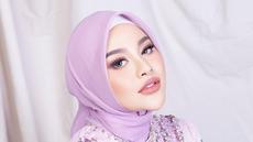 Aurelie Hermansyah mengeksplorasi tampilannya dengan nuansa ungu pada makeupnya. Mengikuti outfit penuh payetnya yang bernuansa merah muda keunguan, makeup bold tampak luar biasa pada dirinya. Foto: Instagram.