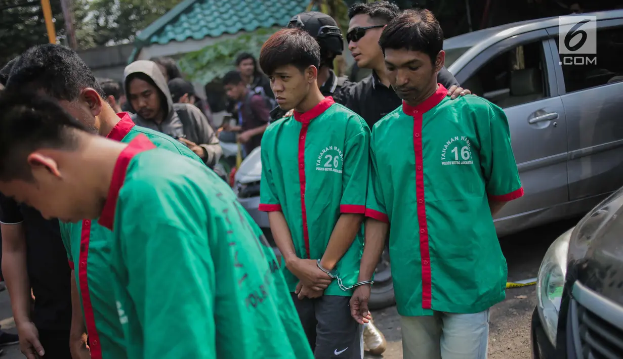 Empat tersangka dihadirkan saat rilis kasus pengungkapan narkotika jaringan Internasional Malaysia-Indonesia di Polres Jakarta Barat, Selasa (16/7/2019). Sejumlah barang barang bukti diantaranya 30 paket besar jenis sabu denga berat Brutto 30.000 Gram berhasil diamankan. (Liputan6.com/Faizal Fanani)