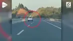 Beredar rekaman video yang menunjukkan detik-detik seorang anak laki-laki tewas diatas sunroof mobil.