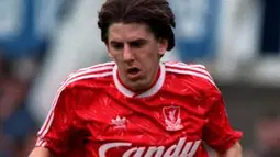 2. Peter Beardsley, pada awal karier dirinya gagal bersinal di MU. Salah satu winger terbaik era 80an ini kemudian sempat membela The Reds dan berhasil menunjukan sinarnya. (www.liverpoolecho.co.uk)