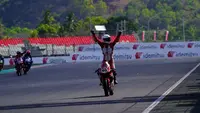 Hari ketiga atau terakhir rangkaian Idemitsu FIM Asia Road Racing Championship (ARRC) 2023 seri keempat di Sirkuit Mandalika, Lombok, Minggu (13/8/2023) yang melombakan race kedua menjadi milik Herjun Atna Firdaus. Pembalap dari Astra Jonda Racing team (AHRT) kembali menjadi juara di kelas AP250. Sementara di kelas SS600, pembalap asal Jepang dari Yamaha Gen Blu Racing Team menjadi yang terbaik. (Dok. AHRT)