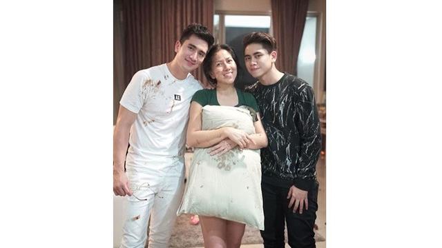 5 Potret Kedekatan Venna Melinda Dengan Putranya Athalla Naufal, Mesra Banget