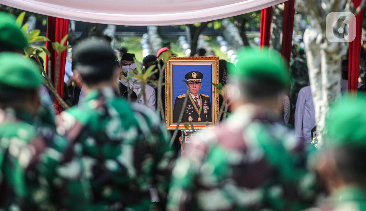 Foto mantan KSAD Jenderal TNI (Purn) Pramono Edhie Wibowo terlihat saat pemakaman di Taman Makam Pahlawan Kalibata, Jakarta, Minggu (14/6/2020). Pemakaman Pramono Edhie Wibowo dilaksanakan secara militer. (Liputan6.com/Faizal Fanani)