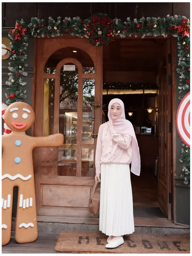 6 Potret Terbaru Larissa Chou dan Ikram Rosadi, Absen di Perayaan Natal Keluarga
